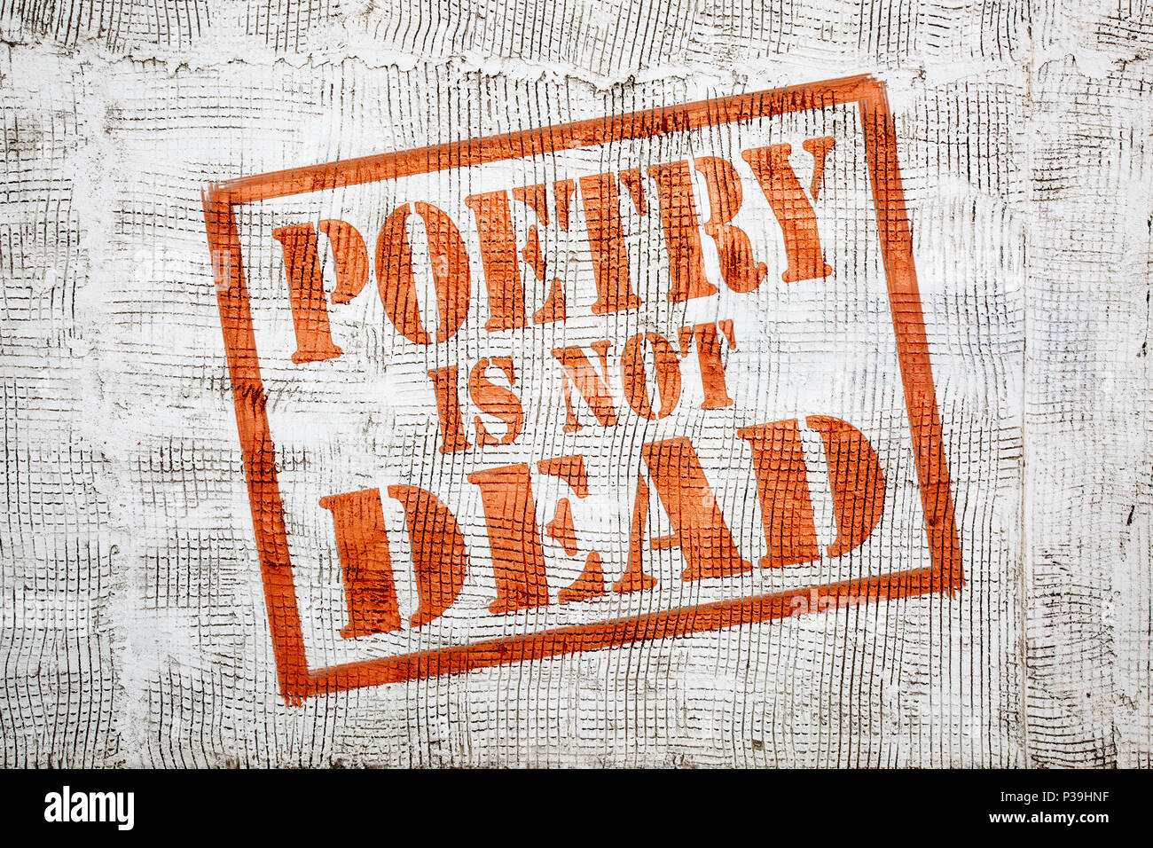 La poesía no está muerto - graffiti en firmar con la flecha de la pared de estuco. Foto de stock