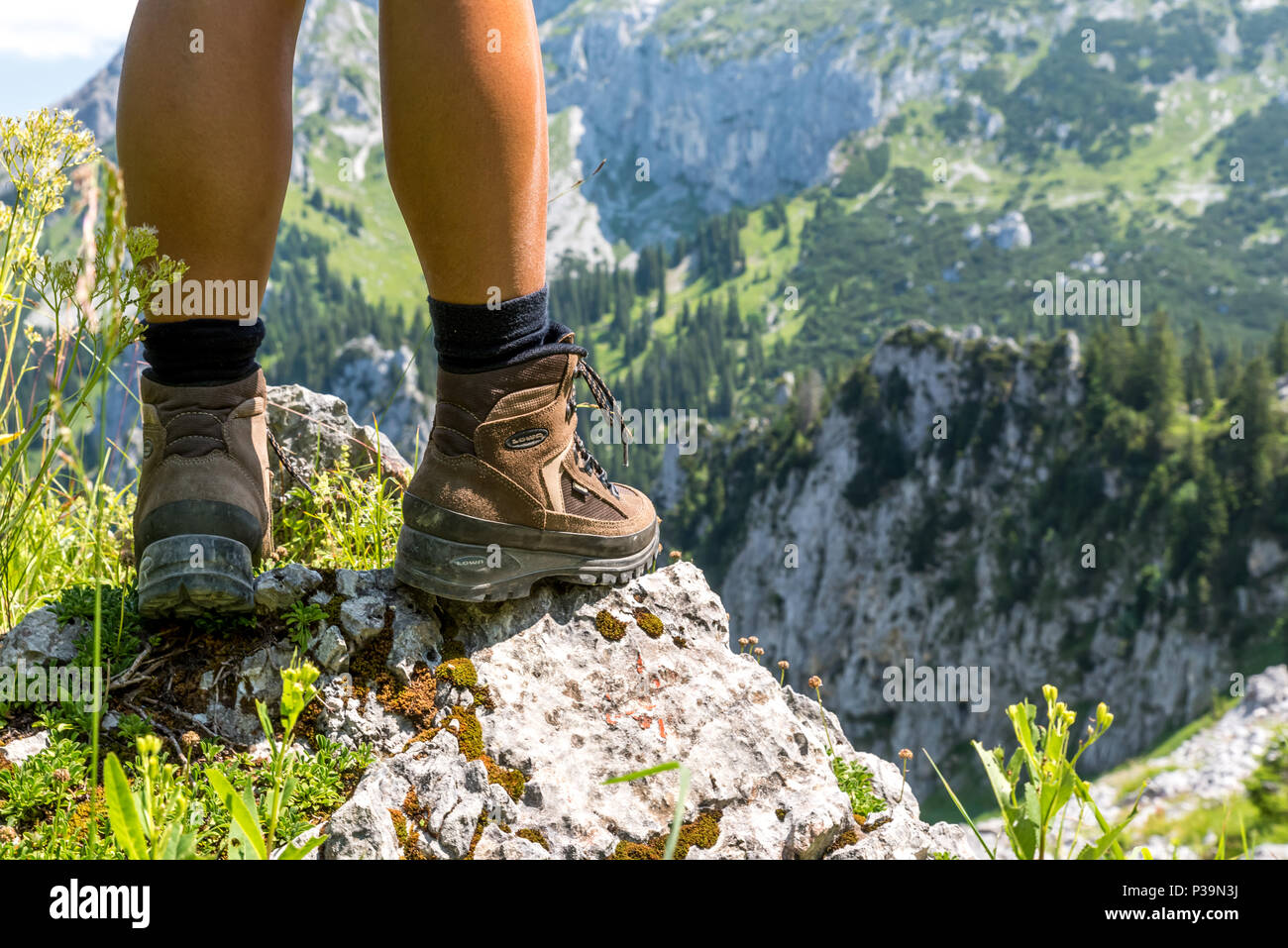 Escalar en las montañas con botas de montaña Fotografía de stock - Alamy