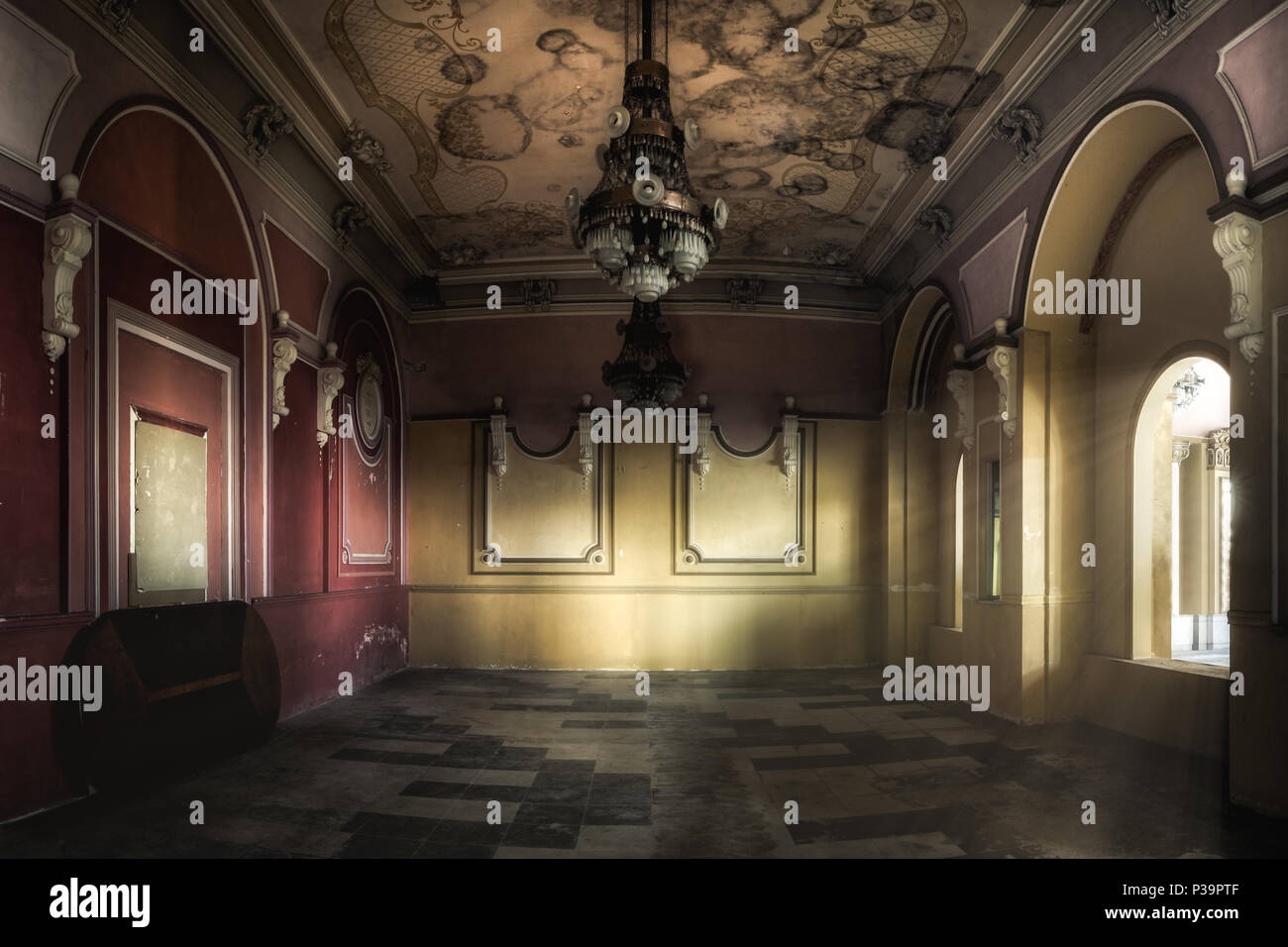 Interior de un casino abandonados. La luz del sol brilla a través de las ventanas y las luces de la oscuridad. Foto de stock