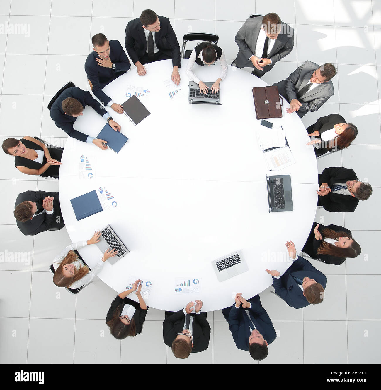 Vista desde la parte superior.reunión de socios empresariales para - Mesa  redonda Fotografía de stock - Alamy