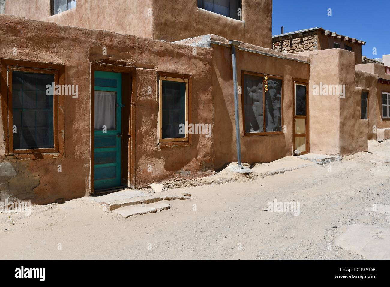 Calle con casas en Acoma Pueblo Foto de stock