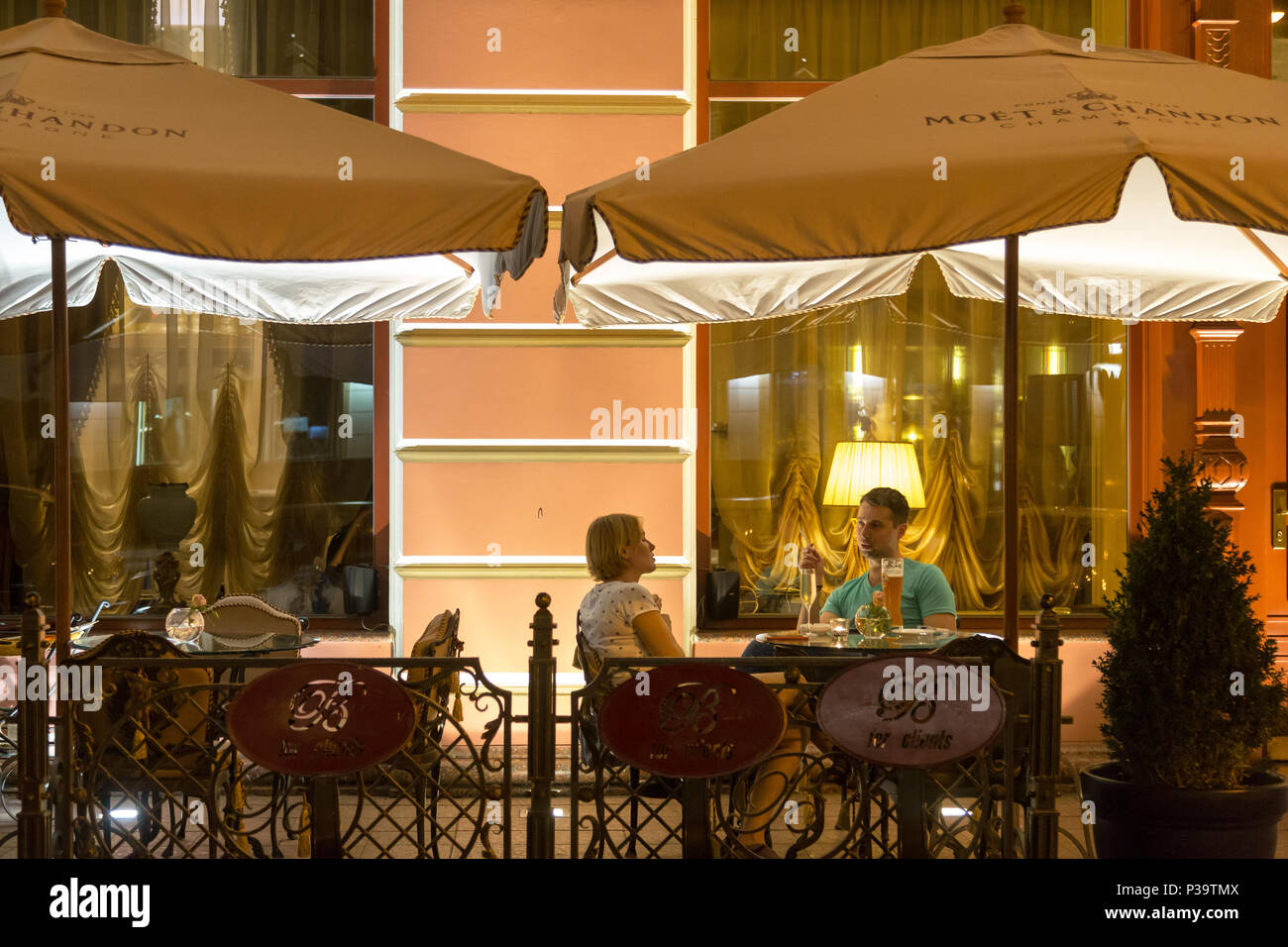 Odessa, Ucrania, los invitados en la cafetería de la calle del hotel Bristol de 5 estrellas Foto de stock
