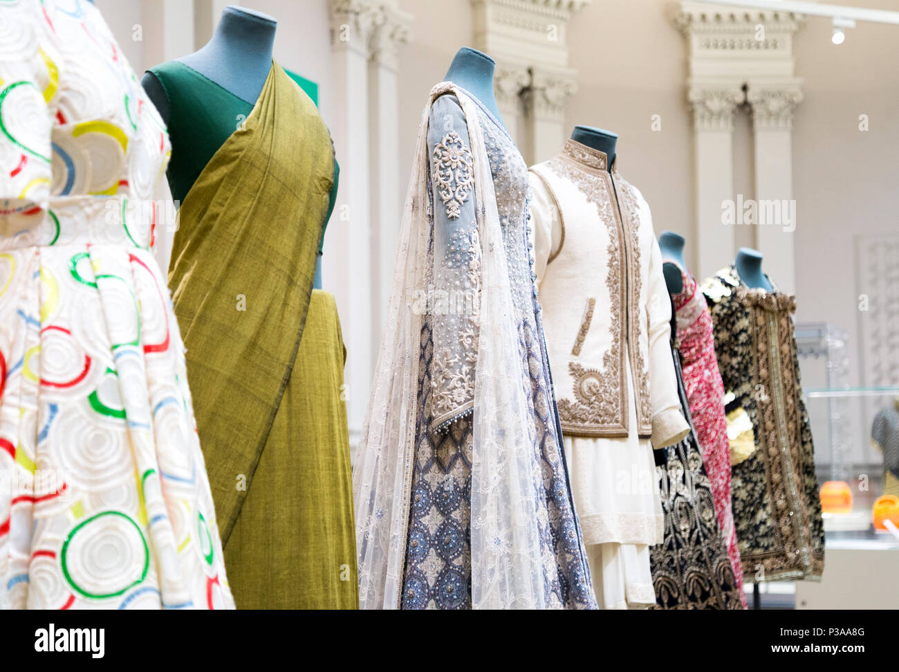 Visualización de los trajes y la moda en la Galería de Arte de Manchester en Manchester, Reino Unido Foto de stock