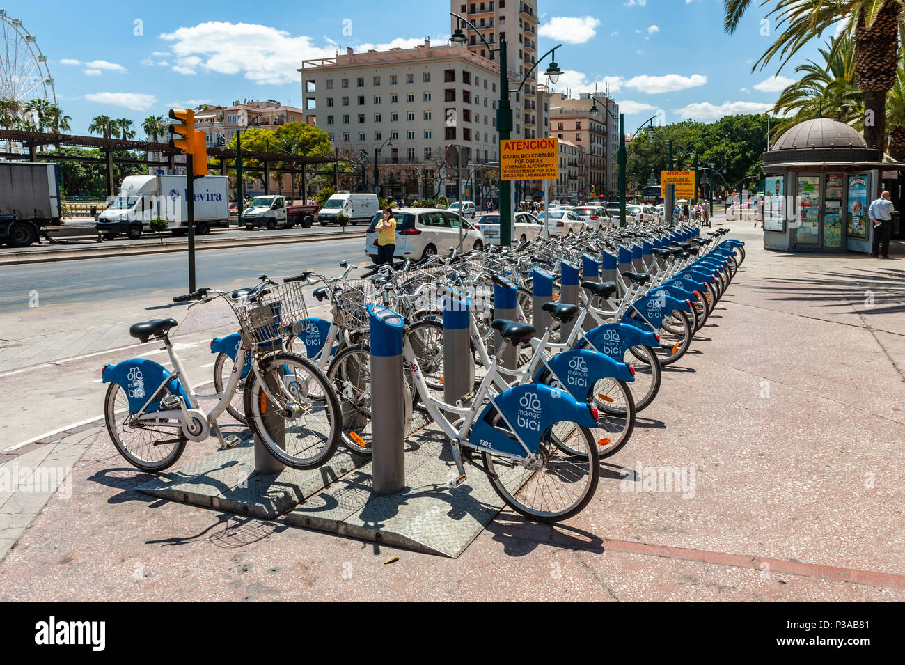 Filas de Málaga Bici, intercambio público de bicicletas, en una estación de alquiler en Málaga, España. Foto de stock