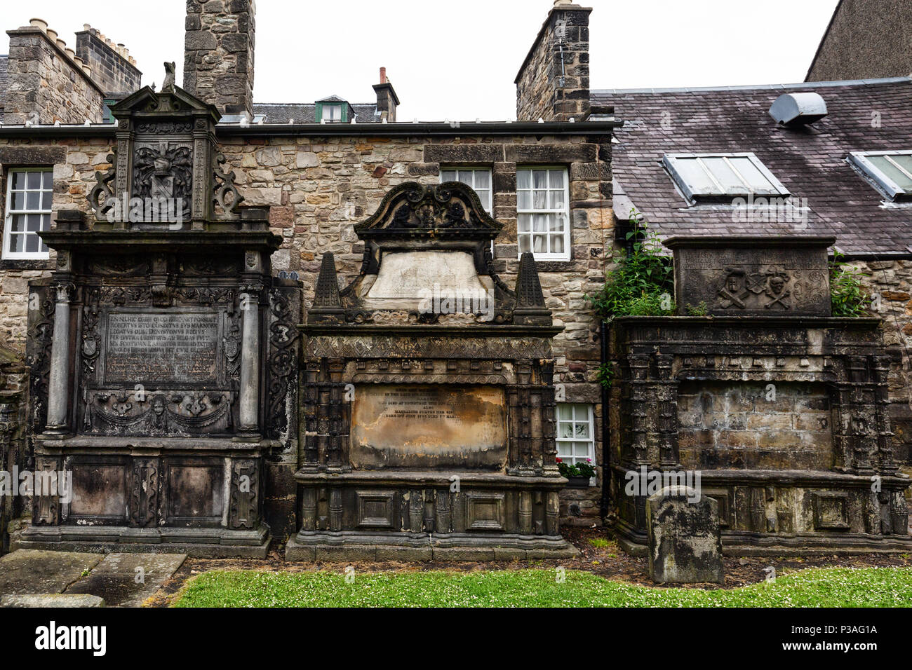 Greyfriars kirkyard, el cementerio de Greyfriars Kirk, o Iglesia Greyfriars en Edimburgo, Casco antiguo, declarado Patrimonio de la Humanidad por la UNESCO, Edimburgo, Escocia, Reino Unido Foto de stock