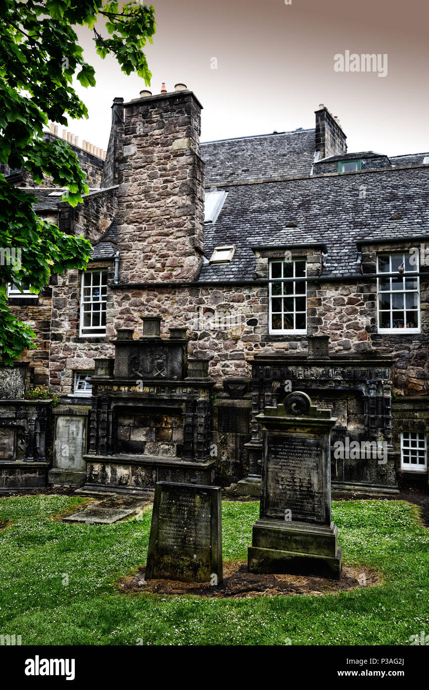 Greyfriars kirkyard, el cementerio de Greyfriars Kirk, o Iglesia Greyfriars en Edimburgo, Casco antiguo, declarado Patrimonio de la Humanidad por la UNESCO, Edimburgo, Escocia, Reino Unido Foto de stock