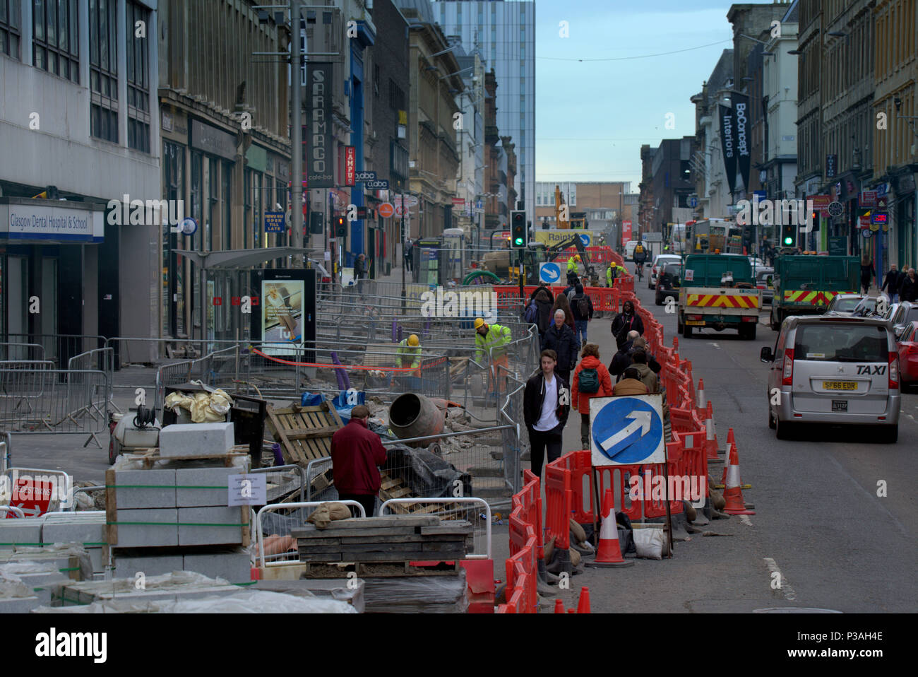 Las obras viales y actualización en zona peatonal mantenga ups problemas de tráfico la contaminación fire Sauchiehall Street, Glasgow, Reino Unido Foto de stock