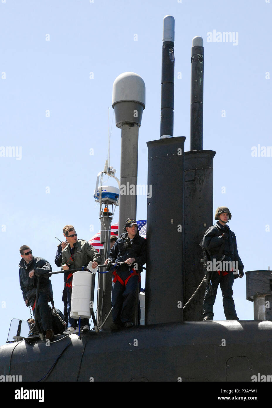 BAY, Creta, Grecia (15 de abril de 2008) los miembros de la tripulación al hombre el puente como Los Angeles rápidos de ataque clase submarino USS Montpelier (SSN 765) se aproxima al muelle en el puerto de Souda para una breve visita portuaria. Montpelier partió su embarcan de Norfolk, Virginia, en noviembre para un despliegue de seis meses previsto como parte de la huelga de Harry S. Truman, grupo que opera en los EE.UU. 6ª Flota área de responsabilidad apoyando operaciones de seguridad marítima. La Marina de EE.UU. Foto de stock