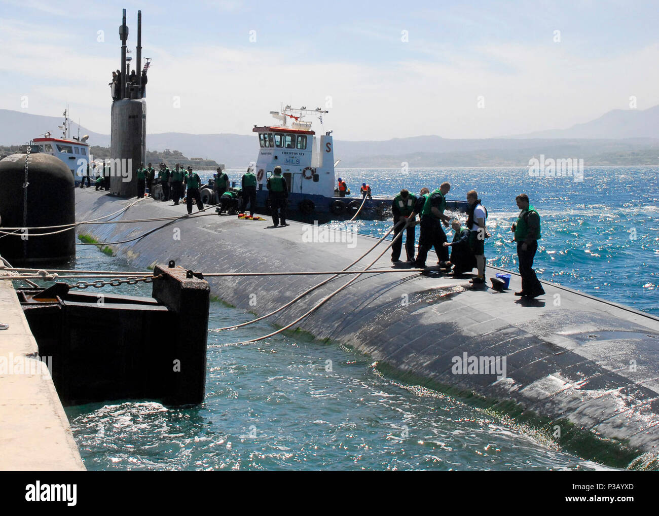 BAY, Creta, Grecia (15 de abril de 2008) Los marineros a bordo del Los Angeles rápidos de ataque clase submarino USS Montpelier (SSN 765) realizar operaciones de atraque a su llegada al muelle de la OTAN Marathi Instalaciones en puerto de Souda para una breve visita portuaria. Montpelier partió su embarcan de Norfolk, Virginia, en noviembre para un despliegue de seis meses previsto como parte de la huelga de Harry S. Truman, grupo que opera en los EE.UU. 6ª Flota área de responsabilidad apoyando operaciones de seguridad marítima. La Marina de EE.UU. Foto de stock