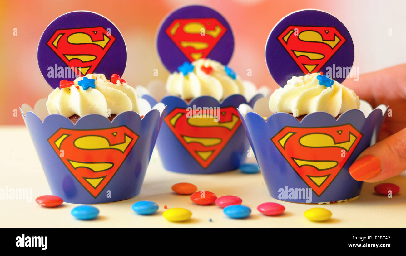 Adelaida, al sur de Adelaide - Junio 15, 2018: fiesta de cumpleaños de  niños decoración temática superman pastelitos, cerca contra un colorido  fondo pastel Fotografía de stock - Alamy