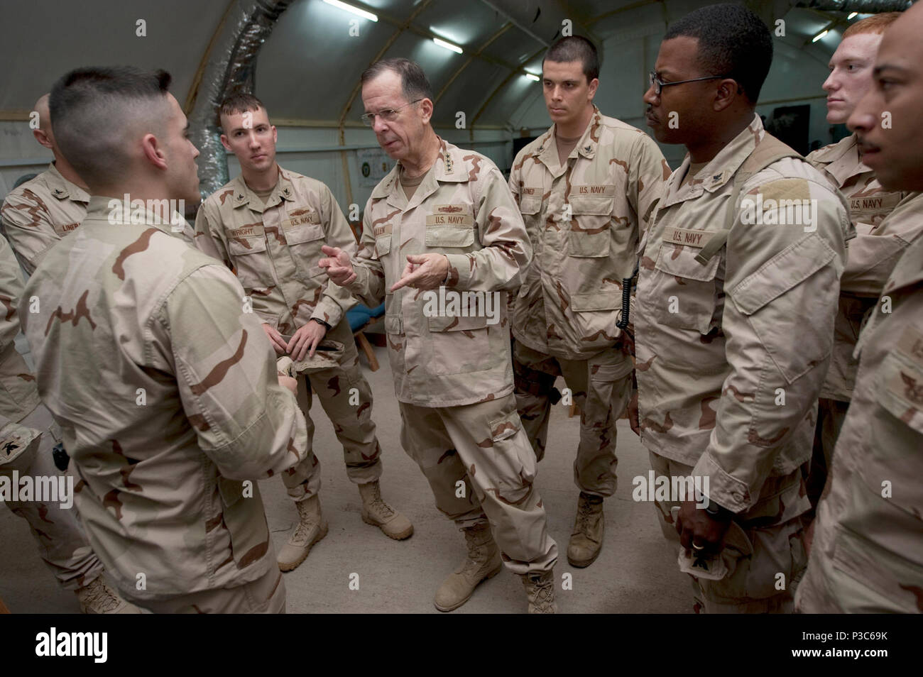 Presidente de la Junta de jefes de personal adm de la Marina. Mike Mullen habla con marineros de EE.UU. asignados al escuadrón fluvial 3 tras una llamada manos Basora, Iraq, el 18 de diciembre, 2009. (DoD Foto de stock