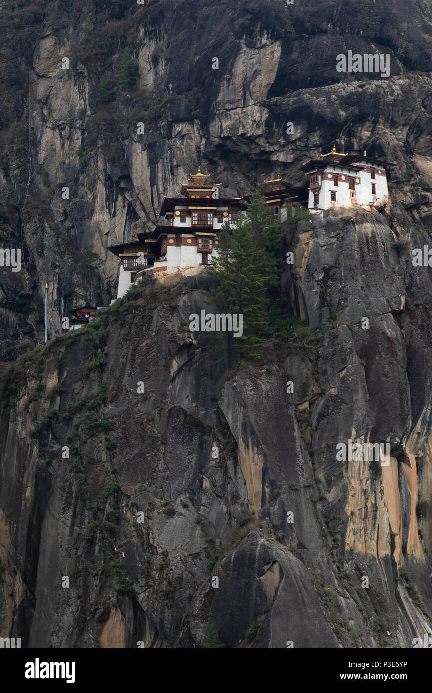 El majestuoso monasterio de Tiger's Nest colgando del lado del acantilado de Taktsang Paro Foto de stock