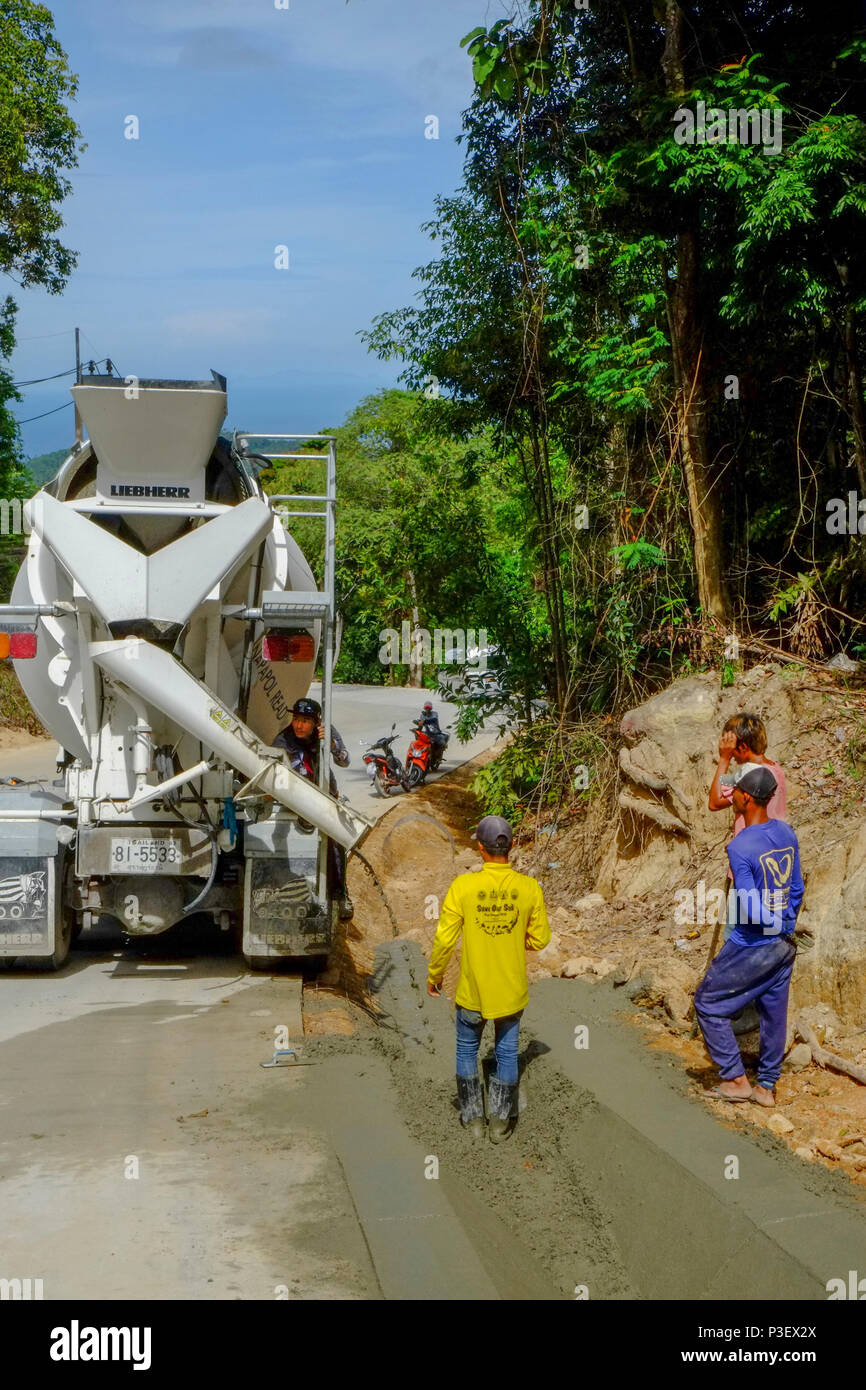 Los trabajadores de la construcción procedentes de Myanmar están construyendo nuevas carreteras a través de la jungla que cubre las montañas de la isla tailandesa de Koh Phangan, Tailandia Foto de stock