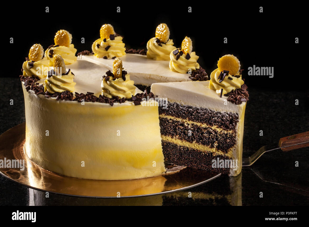 Redondo de color amarillo pastel de cumpleaños. Crema de decoración  decoración de la torta. Fondo negro. Lugar de copia. Still life Fotografía  de stock - Alamy