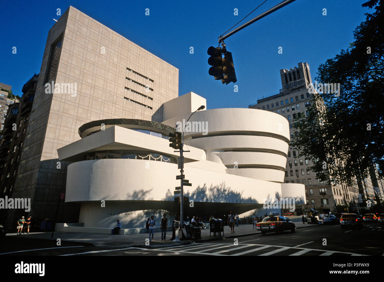 Manhattan, Nueva York, Estados Unidos. Solomon R. Guggenheim Museum de la Quinta Avenida, diseñado por Frank Lloyd Wright. Foto de stock