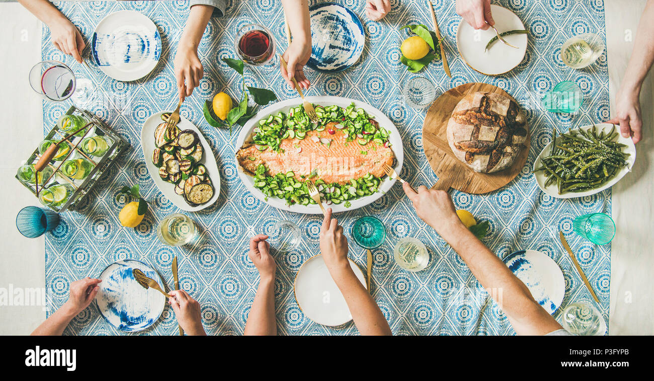 La familia o los amigos con mariscos cena de verano Foto de stock