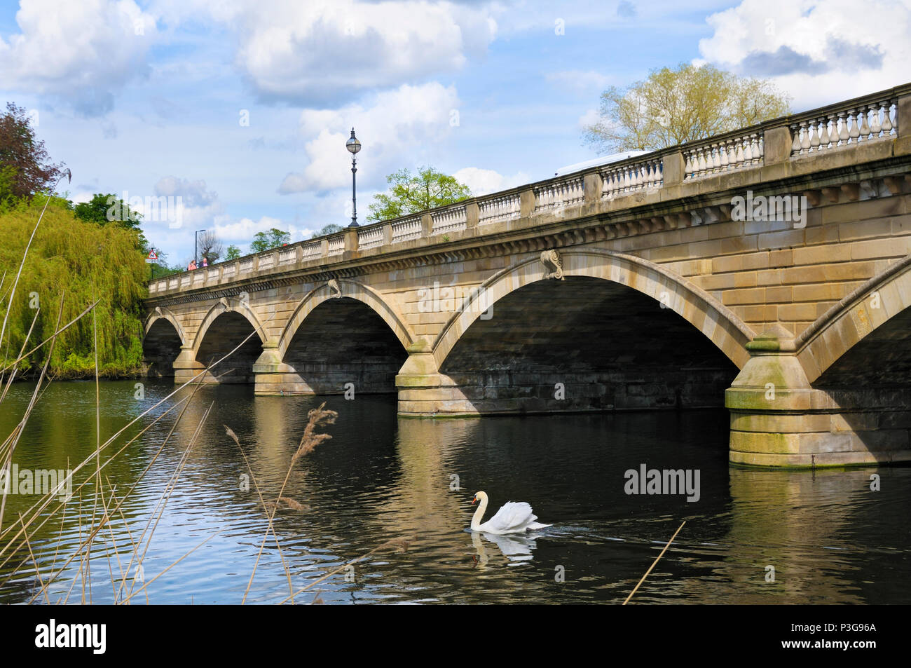 El Puente Serpentine en Hyde Park, Londres, Inglaterra, Reino Unido. Foto de stock