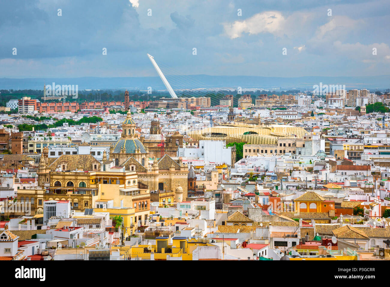 Ciudad Vieja de Sevilla, vista aérea del casco antiguo de Sevilla (Sevilla) con las setas y el Puente del Alamillo, visible en la distancia, España. Foto de stock
