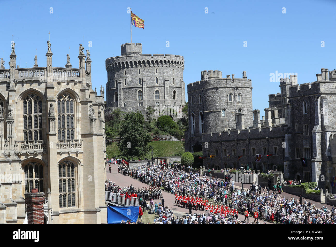 Los protectores de los Blues y Royals Regimiento y la banda militar por delante de la Orden anual de la Liga servicio en la Capilla de St George, El Castillo de Windsor. Foto de stock