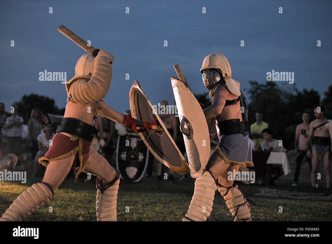 Aquileia, Italia. 17 de junio de 2018. Los gladiadores batalla durante Tempora en Aquileya, antiguo romano de reconstrucción histórica: Piero Cruciatti Crédito/Alamy Live News Foto de stock