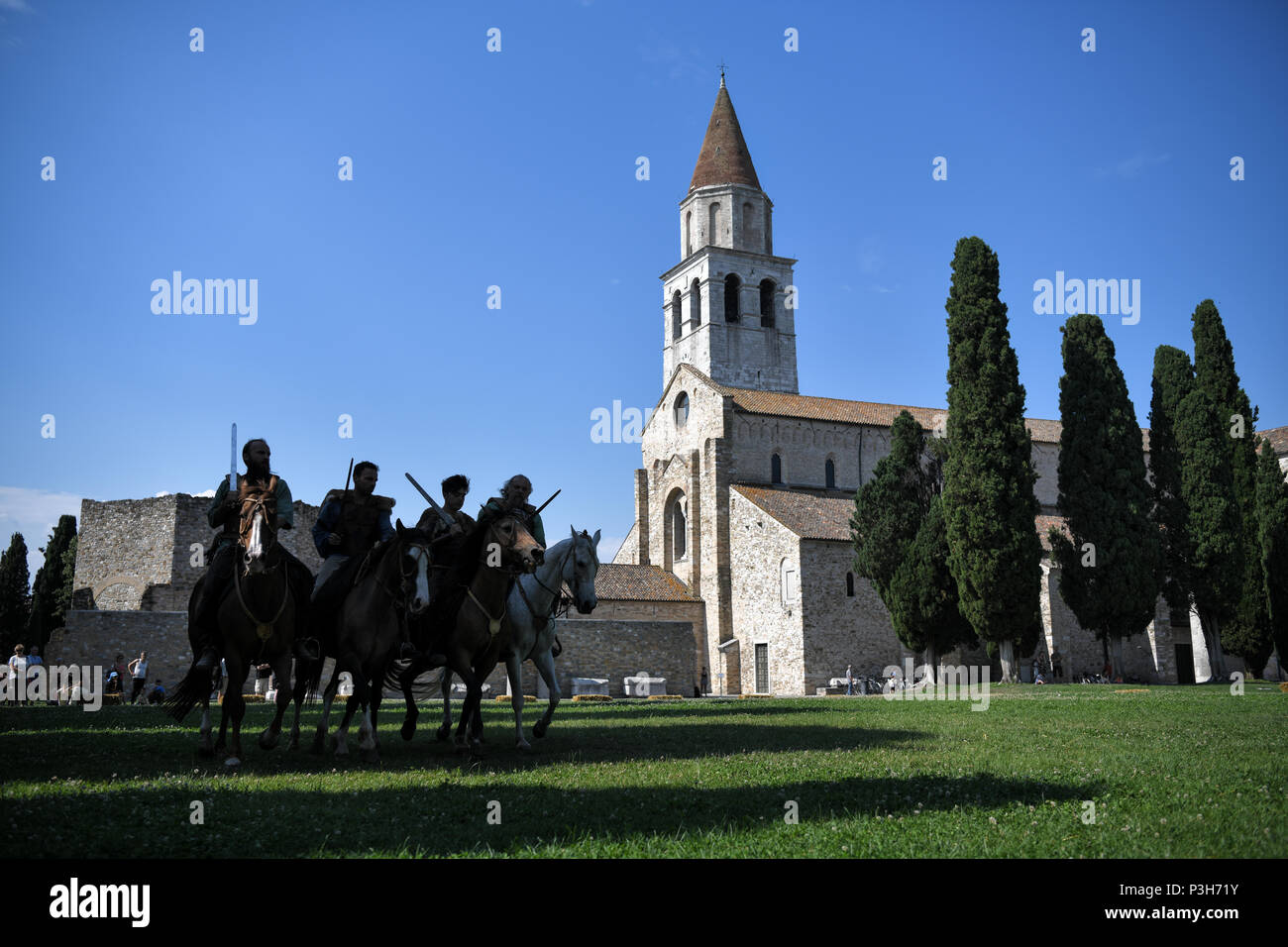 Aquileia, Italia. 17 de junio de 2018. Los soldados a caballo delante de la Basílica de Santa Maria Assunta en Tempora en Aquileya, antiguo romano de reconstrucción histórica: Piero Cruciatti Crédito/Alamy Live News Foto de stock