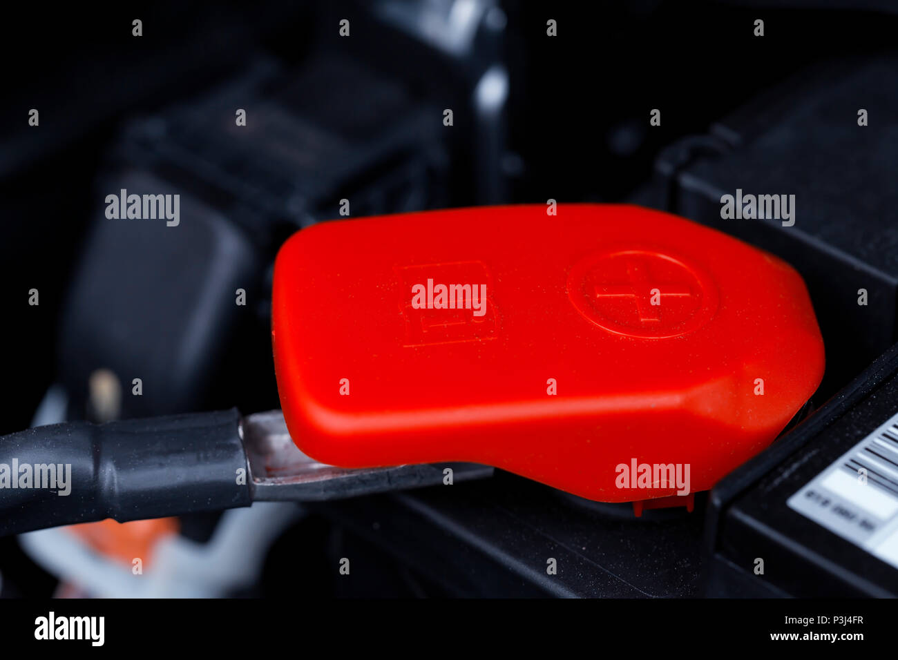 Conexión del polo positivo de una batería de coche Fotografía de stock -  Alamy