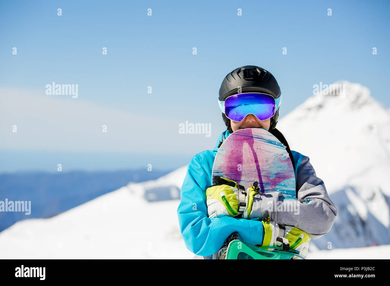 Chica con gafas de sol y casco de esquí fotografías e imágenes de alta  resolución - Alamy