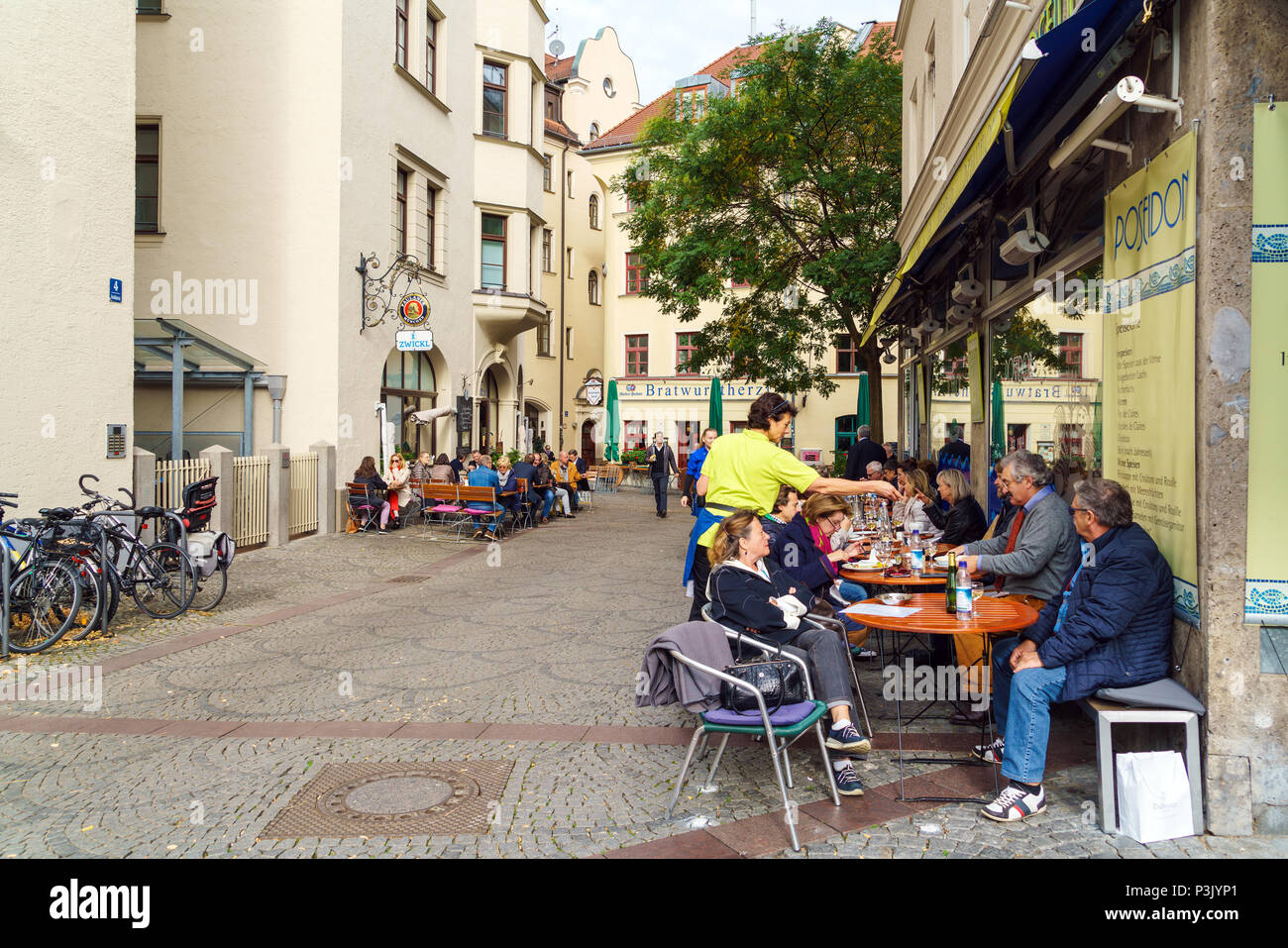Munich, Alemania - 25 de octubre de 2017: los bávaros están descansando en las mesas de los restaurantes de cerveza Foto de stock