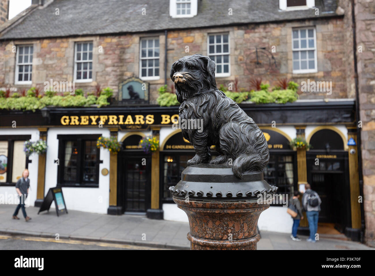 Estatua de Greyfriars Bobby fuera el Greyfriars Bobby pub, casco antiguo de Edimburgo, Edimburgo, Escocia, Reino Unido Foto de stock
