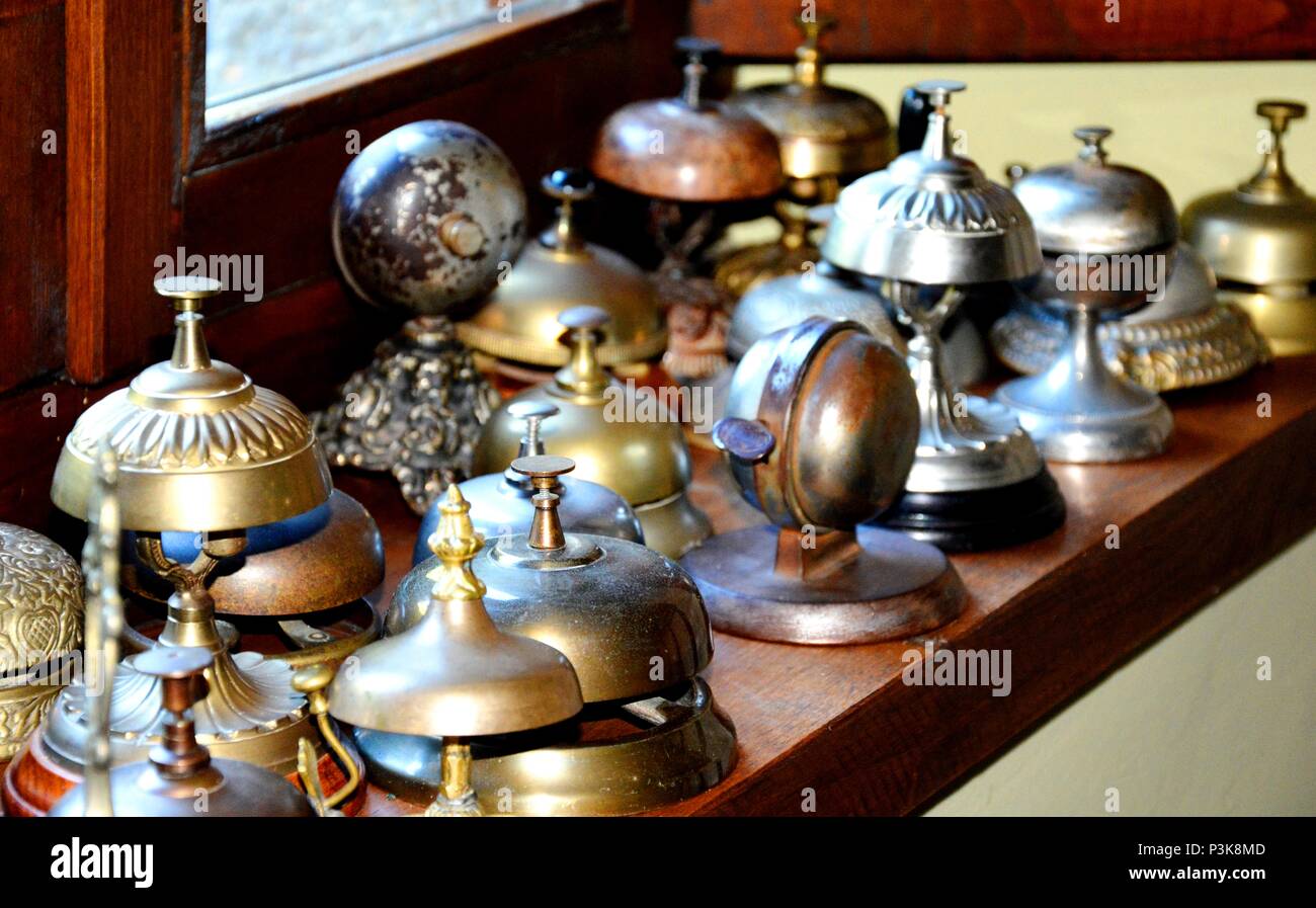 Un montón de campanas junto Foto de stock