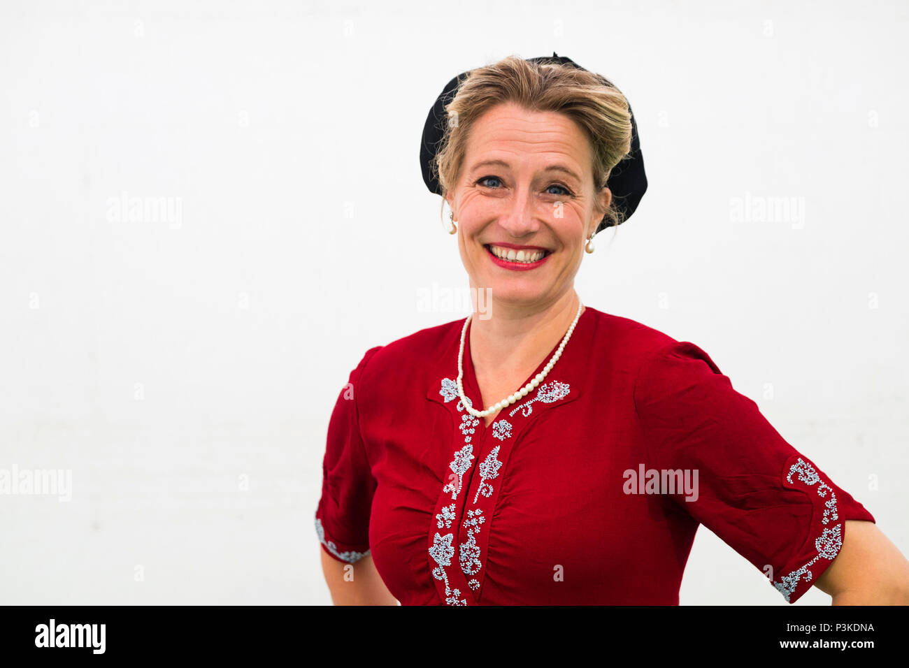 LUCY ADLINGTON, autor, actor y traje de historiador, hablando de su