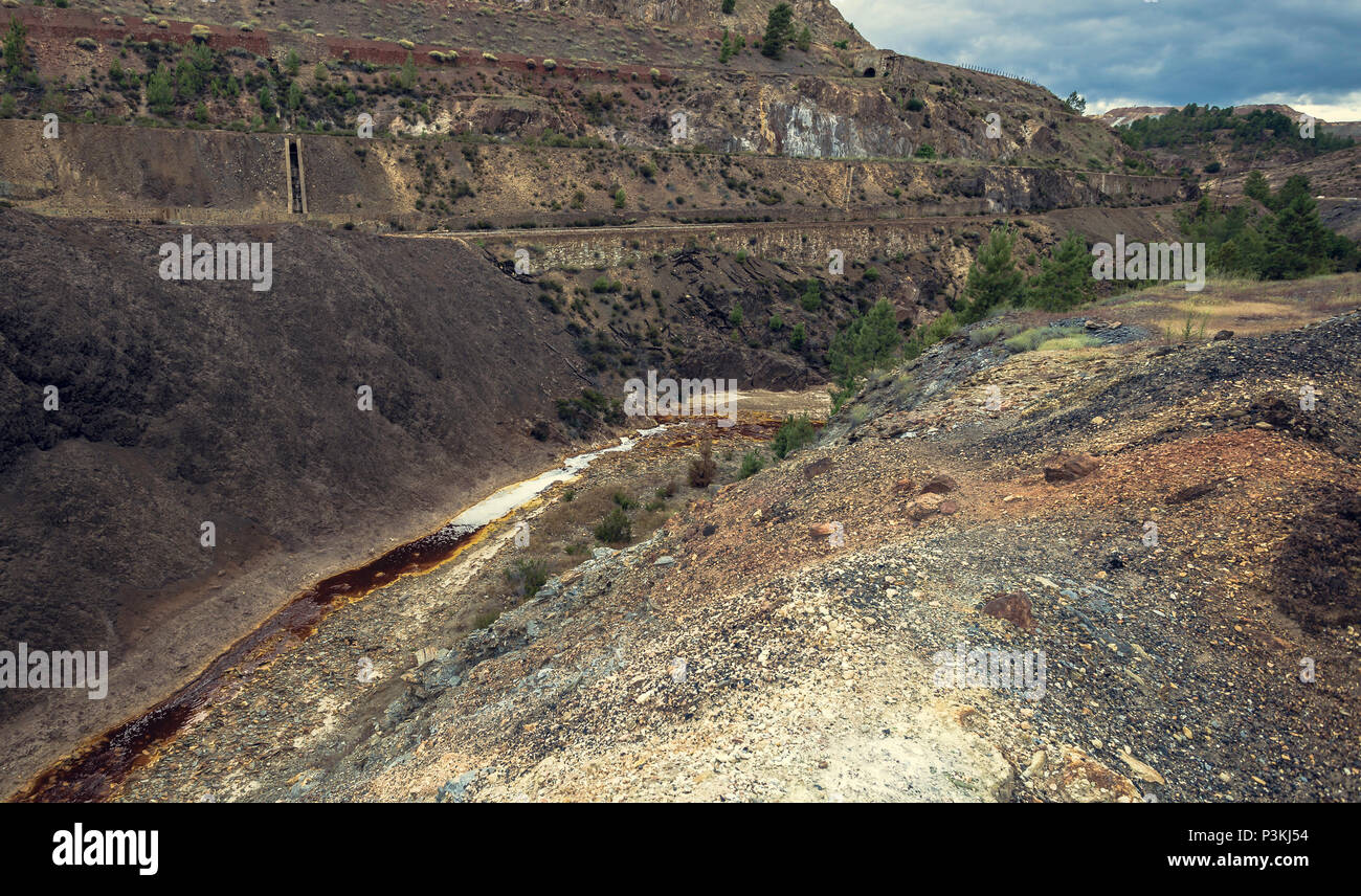 Por minerales del río Rojo entre acantilados en zaranda, España Foto de stock