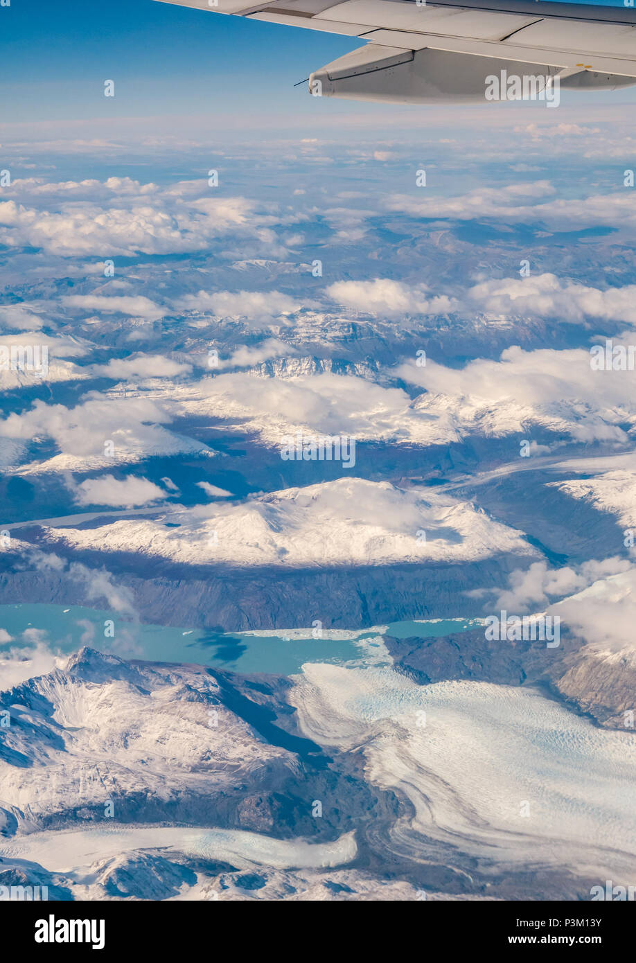 Vista desde la ventana del avión de los Andes cubiertos de nieve, con lagos, glaciares y icebergs, Campo de Hielo Patagónico Sur, Patagonia, Chile Foto de stock