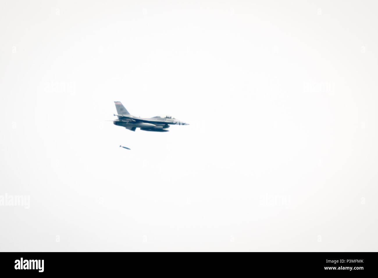 En Wisconsin, la Guardia Nacional Aérea de combate F-16 Falcon, 115ª Ala de caza, preformas práctica misiones inertes, usando una bomba de 500 libras en Fort McCoy, Wisconsin, el 13 de julio de 2016. (Ee.Uu. Foto del ejército por el SPC. John Russell/liberado) Foto de stock