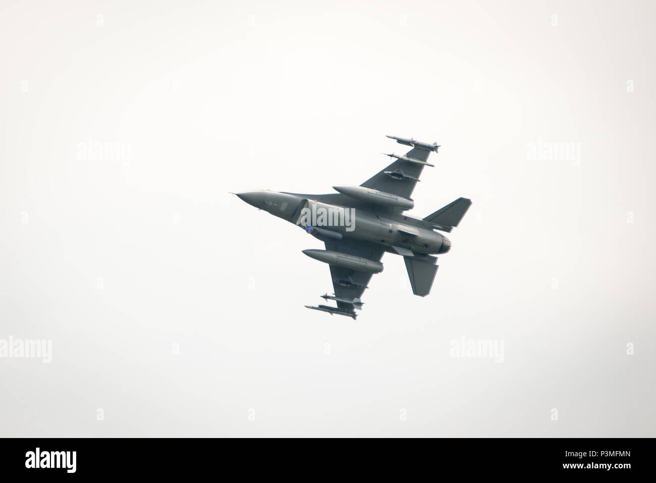 En Wisconsin, la Guardia Nacional Aérea de combate F-16 Falcon, 115ª Ala de caza, preformas práctica misiones inertes, usando una bomba de 500 libras en Fort McCoy, Wisconsin, el 13 de julio de 2016. (Ee.Uu. Foto del ejército por el SPC. John Russell/liberado) Foto de stock