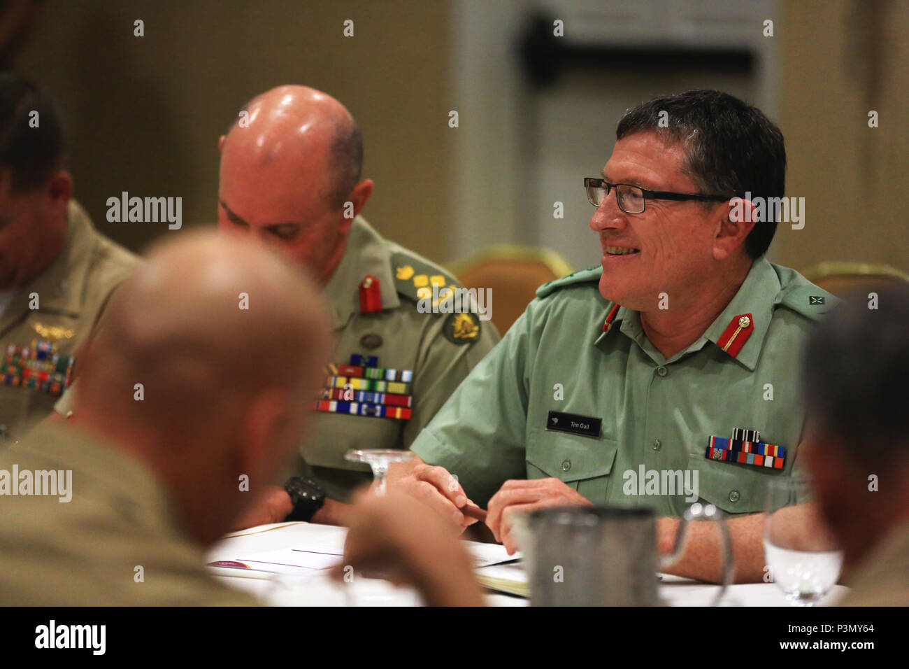 Gral. de la Fuerza de Defensa de Nueva Zelandia Gen. Timothy Gall, comandante de las Fuerzas Conjuntas, Nueva Zelanda, habla con el Cuerpo de Marines de EE.UU El Teniente General John A. Toolan, comandante general de la Flota del Pacífico, la Fuerza Marina, durante una reunión bilateral durante el Comando del Pacífico líderes anfibio Simposio 2016 en San Diego, California, 11 de julio de 2016. Más militares bonos facilitar unas líneas claras de comunicación, y fomentar un espíritu de cooperación para enfrentar los desafíos regionales y globales de beneficios mutuos. Más de 20 aliados y asoció las naciones, incluyendo los Estados Unidos están participando para fortalecer las relaciones de trabajo ac Foto de stock