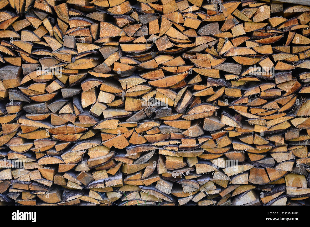 Un montón de leña cortada en seco se apilan en el período de preparación  para el horno Fotografía de stock - Alamy