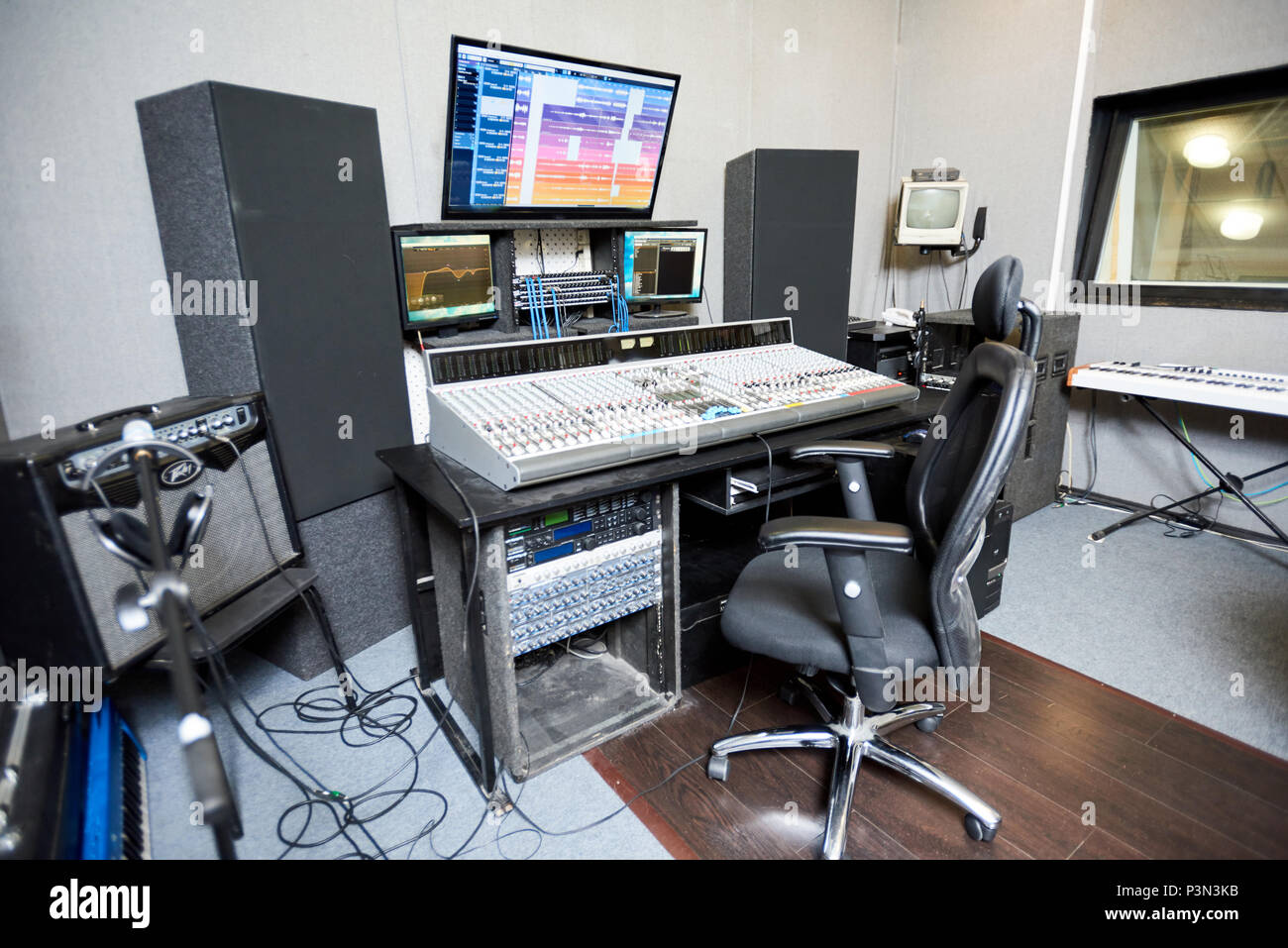 Audio studio interior fotografías e imágenes de resolución - Alamy