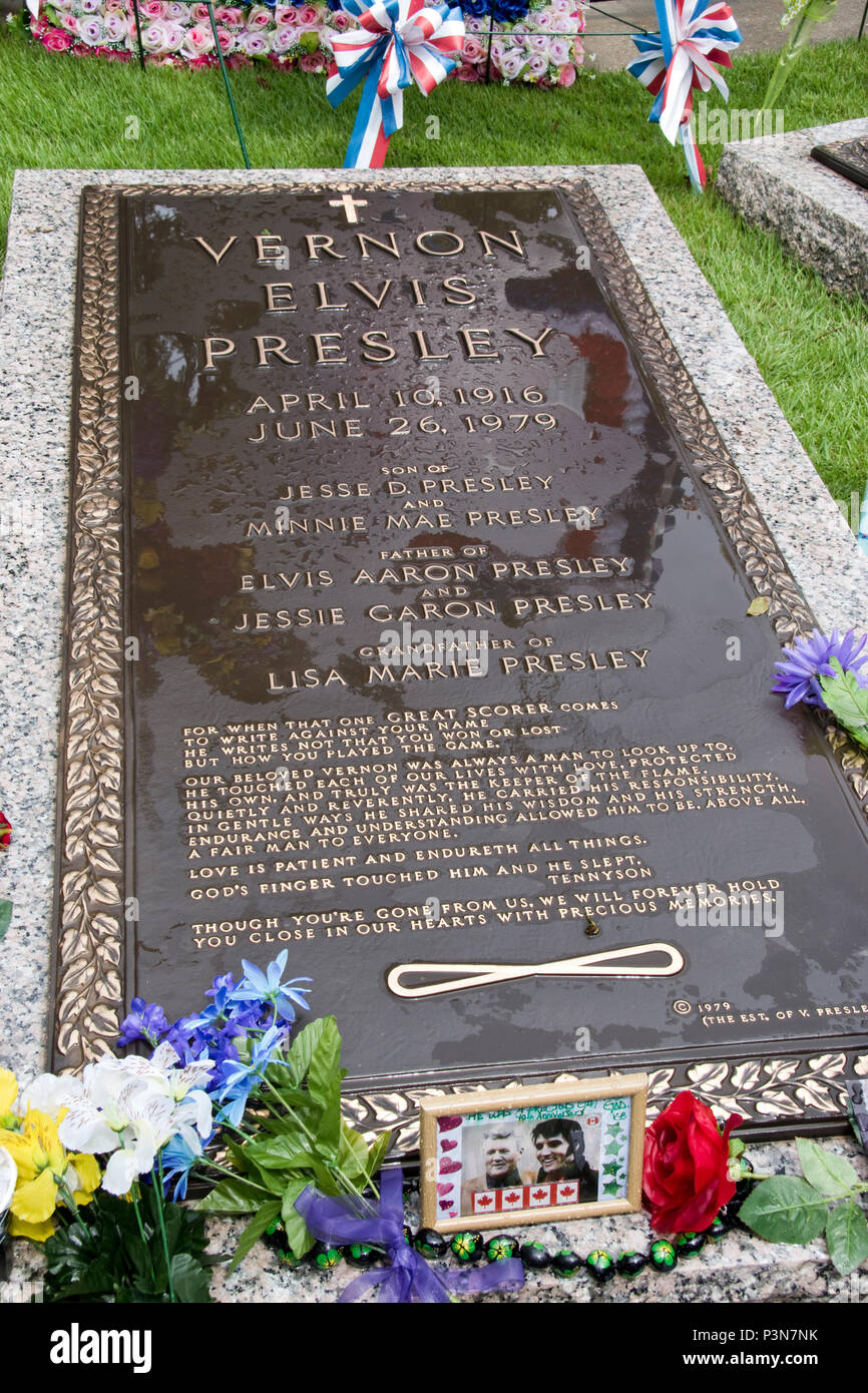 La tumba de Vernon Presley, el padre de la cantante, Elvis Presley en  Graceland, en el 40º aniversario de la muerte de Elvis, Memphis, Tennessee  Fotografía de stock - Alamy