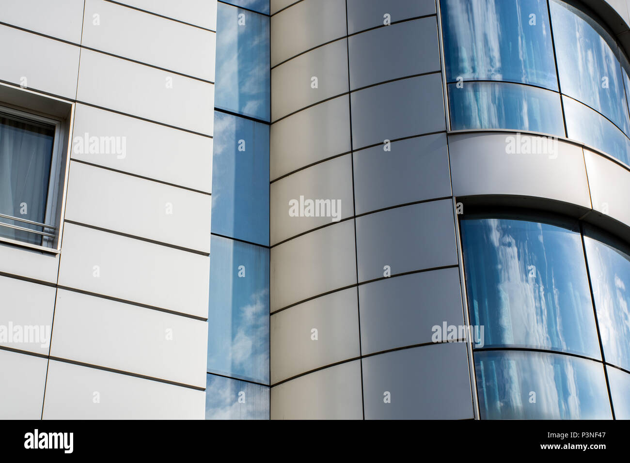 Moderno edificio de oficinas detalle, la superficie de vidrio. Reflexión y nube azul cielo en ventanas y fachadas metálicas. Resumen Antecedentes y concepto de superficie Foto de stock