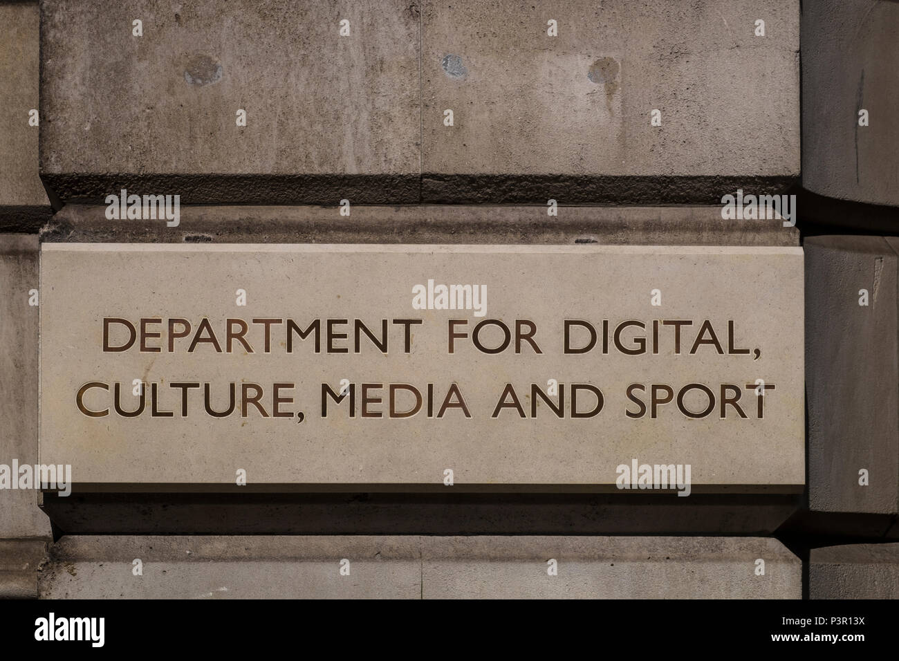 Departamento de Digital, Cultura, Medios de Comunicación y Deporte firmar fuera 100 Parliament Street, Londres, Inglaterra, Reino Unido. Foto de stock