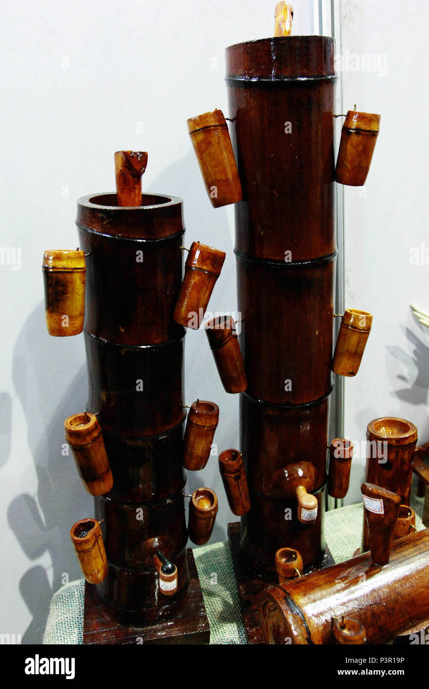 SÃO ROQUE, SP - 03.10.2015: UTENSÍLIOS DE BAMBU - Utensílios feitos a partir de bambu. Alambique e copos de bambu. (Foto: Aloisio Mauricio / Fotoarena) Foto de stock
