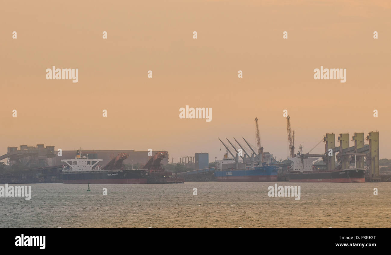 Vitória,ES - 20/11/2015: Porto de Tubarão, localizado na Capital do Espirito Santo o Porto de Tubarão é o maior porto de exportação de minério de ferro do mundo, controlado pela Vale S.A. (Foto: Vinicius Moraes / Fotoarena) Foto de stock