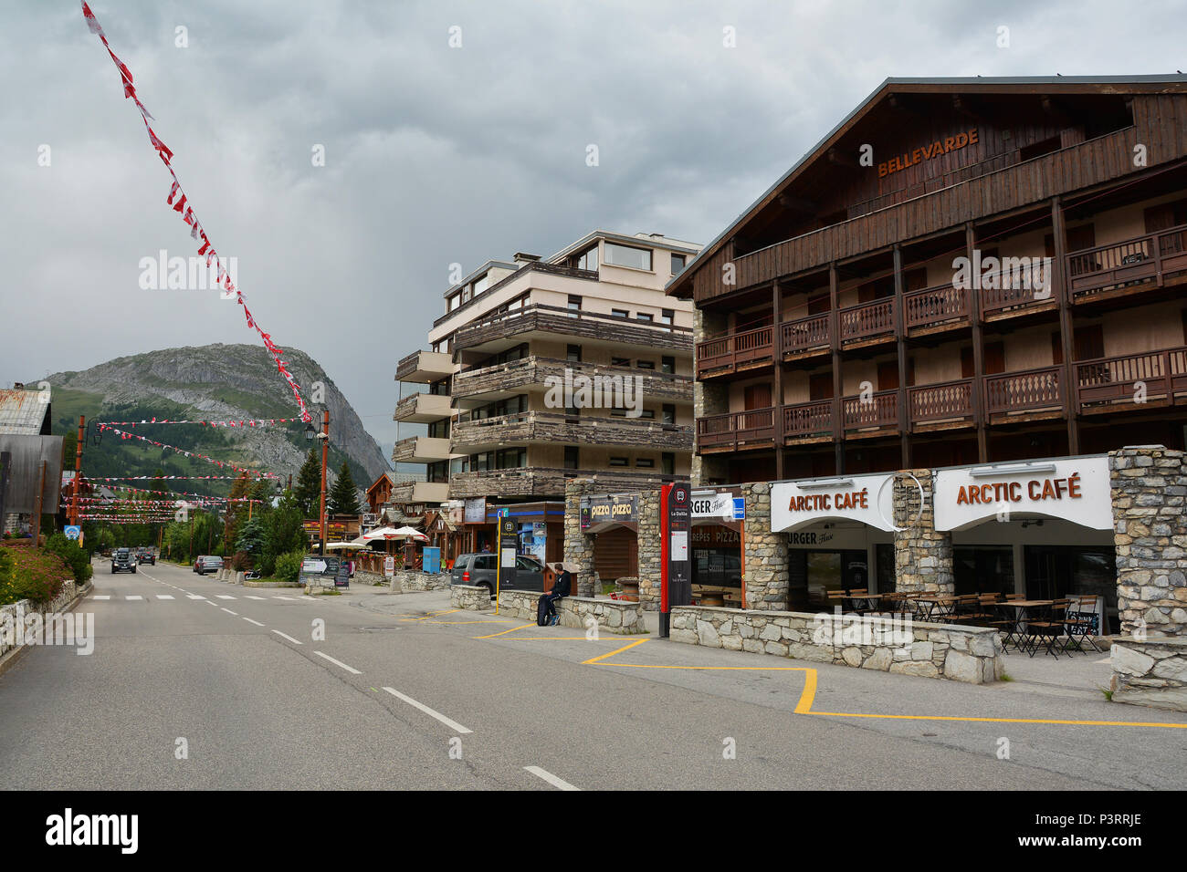 Vista de Val d'Isère ski resort, una comuna de El Valle de la Tarentaise, en el departamento de Saboya (Auvergne-Rhone-Alpes) en el sureste de Francia. Foto de stock