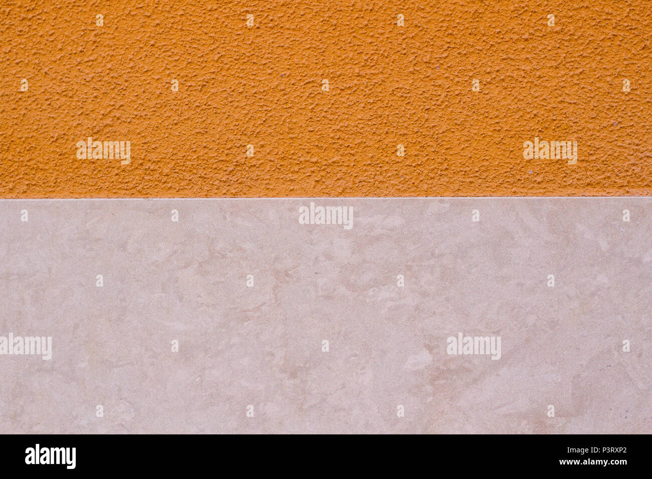 Dos colores de fondo de pared. Pintado de color naranja y paredes de mármol  beige Fotografía de stock - Alamy