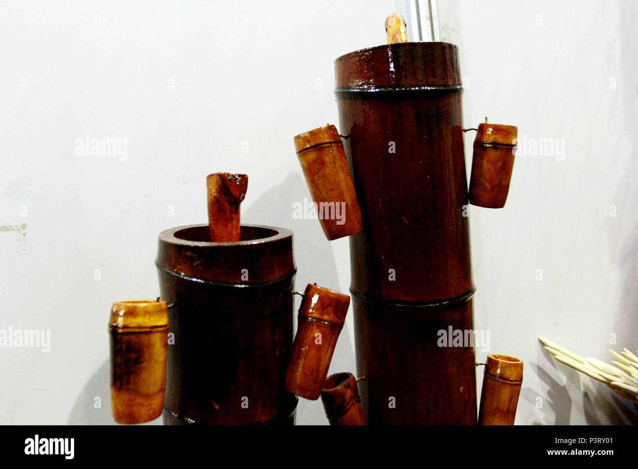 SÃO ROQUE, SP - 03.10.2015: UTENSÍLIOS DE BAMBU - Utensílios feitos a partir de bambu. Alambique e copos de bambu. (Foto: Aloisio Mauricio / Fotoarena) Foto de stock