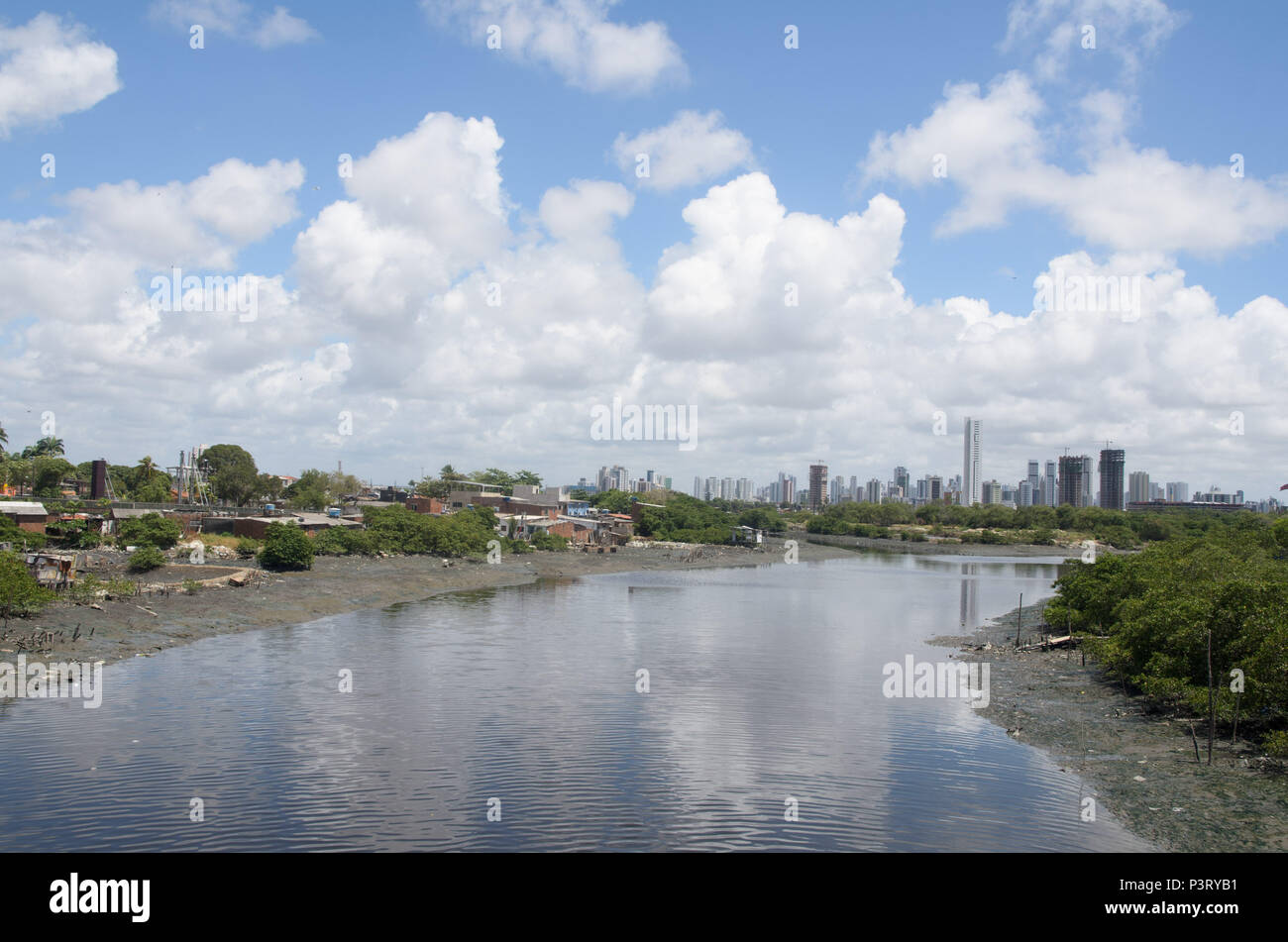 RECIFE, PE - 10.10.2015: PALAFITAS EM COMUNIDADE CARENTE - Palafitas na favela do el coque, como margens do Río Capibaribe. (Foto: Diego Herculano / Fotoarena) Foto de stock