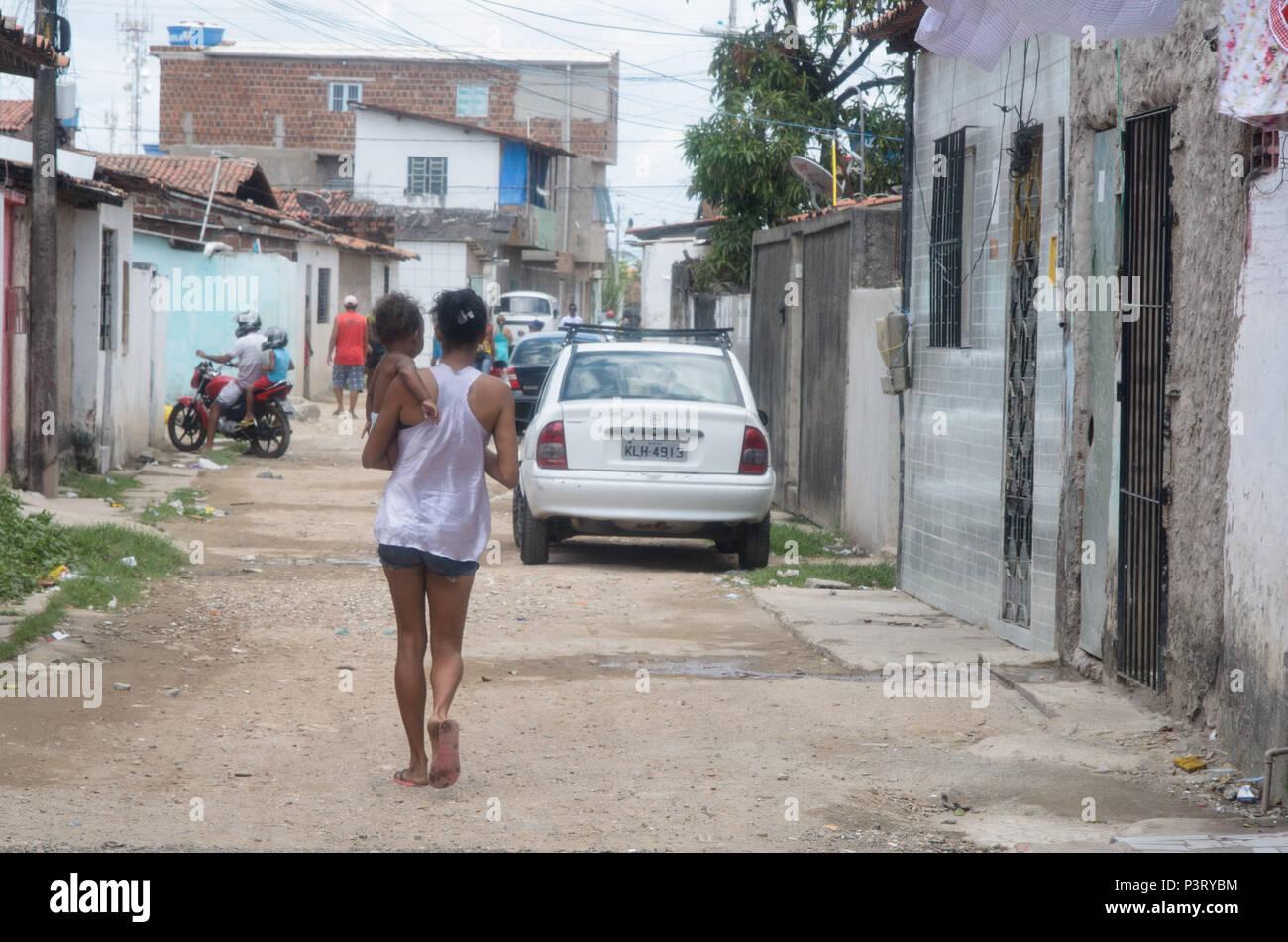 RECIFE, PE - 10.10.2015: FAVELA DO COQUE - Mãe passeia com criança nos braços na comunidade carente hacer coque. (Foto: Diego Herculano / Fotoarena) Foto de stock