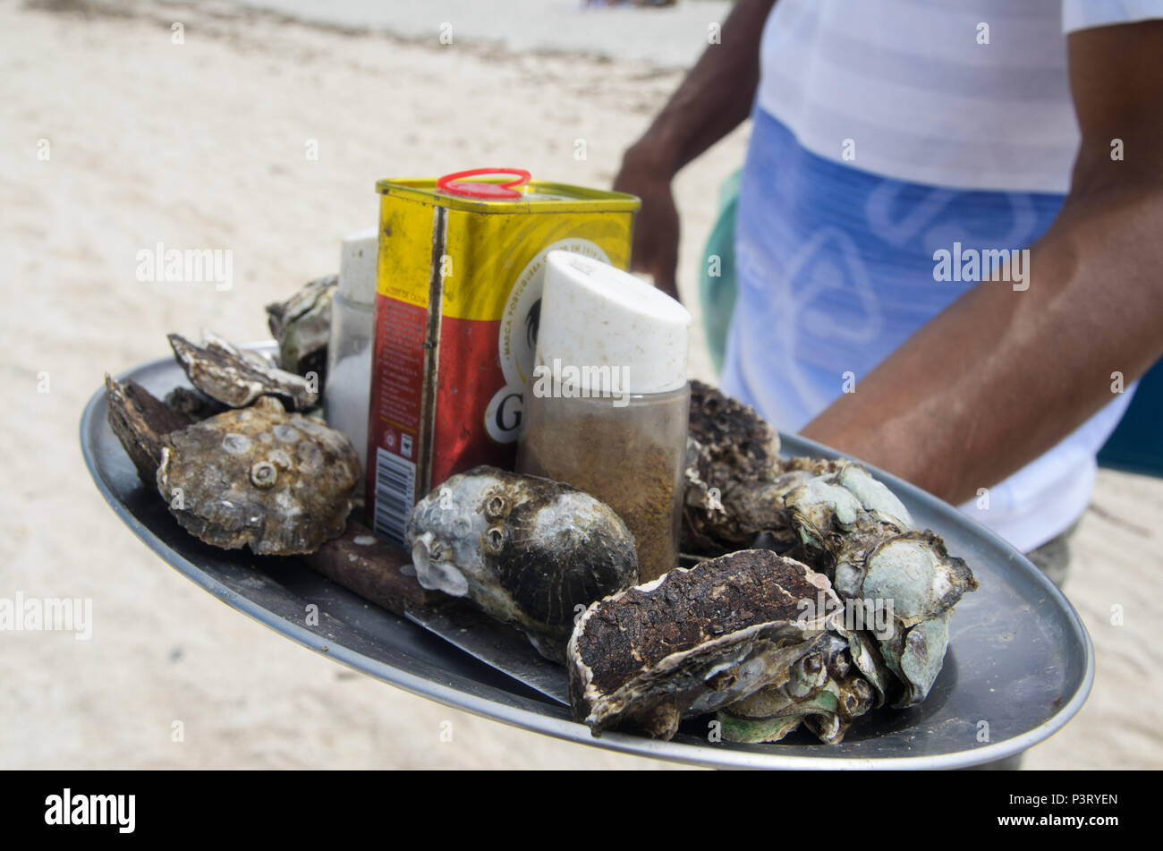 RECIFE, PE - 11.10.2015: PRAIA DO SOSSEGO EM PE - Vendedor de ostras na praia e o comércio informal. (Foto: Diego Herculano / Fotoarena) Foto de stock