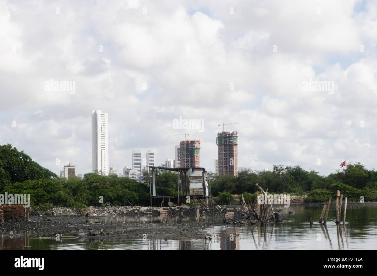 RECIFE, PE - 21.10.2015: FAVELA DO NO BUEIRO RECIFE - Desigualdade social na paisagem do Río Capibaribe, no Recife (PE). E Palafitas prédios de luxo em construção. (Foto: Diego Herculano / Fotoarena) Foto de stock